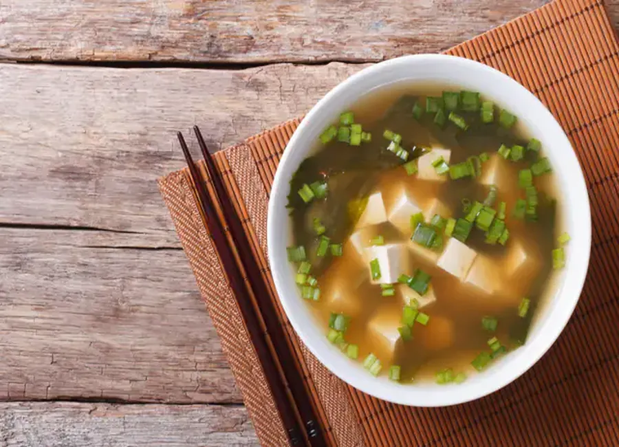 Soupe miso au collybie à pied velouté
