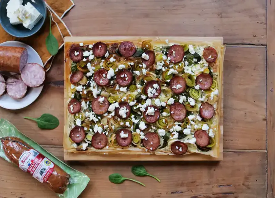 Tarte filo aux poireaux, épinards, feta et saucisse de morteau