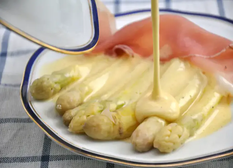 Asperges sauce mousseline et jambon cru