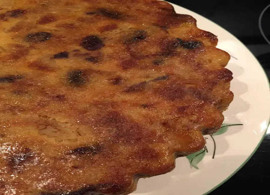 Gâteau de pain perdu aux pommes et raisins