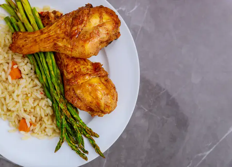 Poulet fermier poché, sauce suprême au vin jaune, riz pilaf, asperges blanches rôties