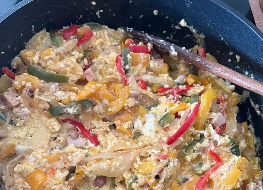 Brouillade d'oeufs aux deux poivrons