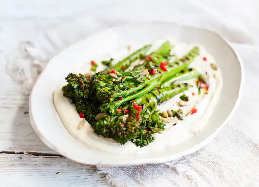 Salade de brocolis bimi® et sa vinaigrette pimentée au yaourt et tahini