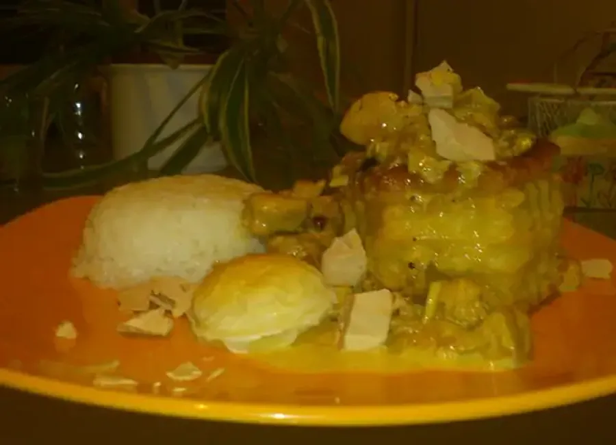 Feuilleté au poulet, poireau, chanterelles et foie gras