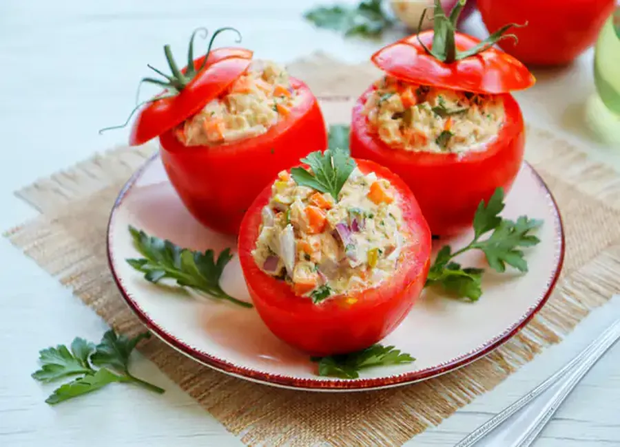 Bouchées au crabe, fromage frais et tomates cocktail