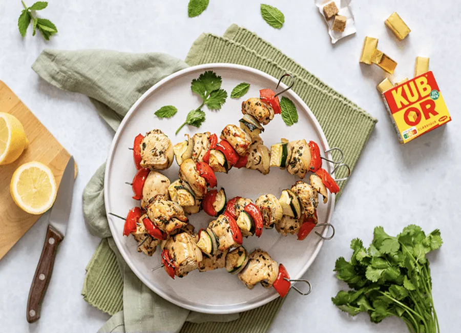 Brochettes de poulet marinées au kub® or et citron