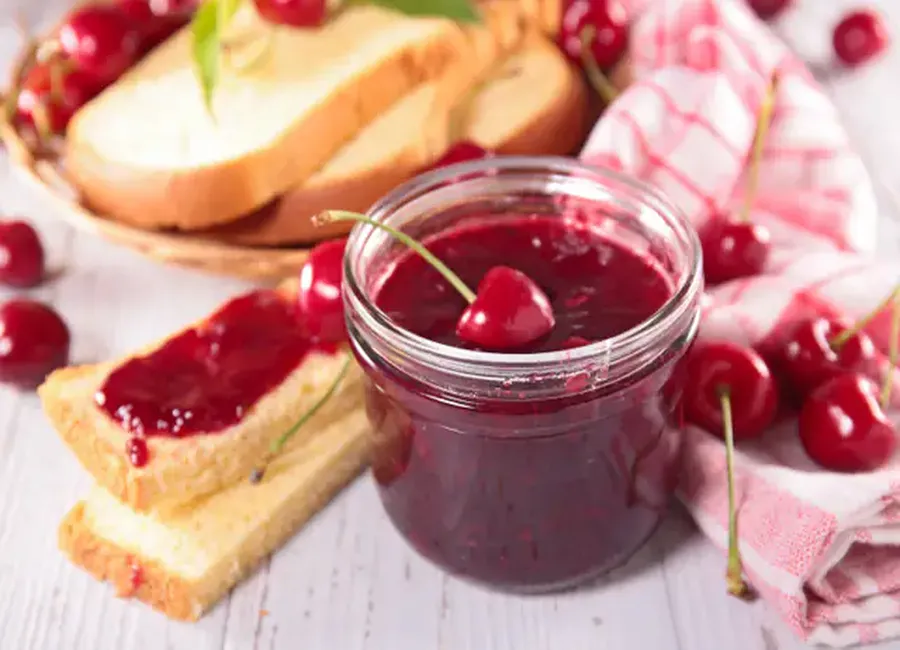 Confiture à la cerise et à la rhubarbe