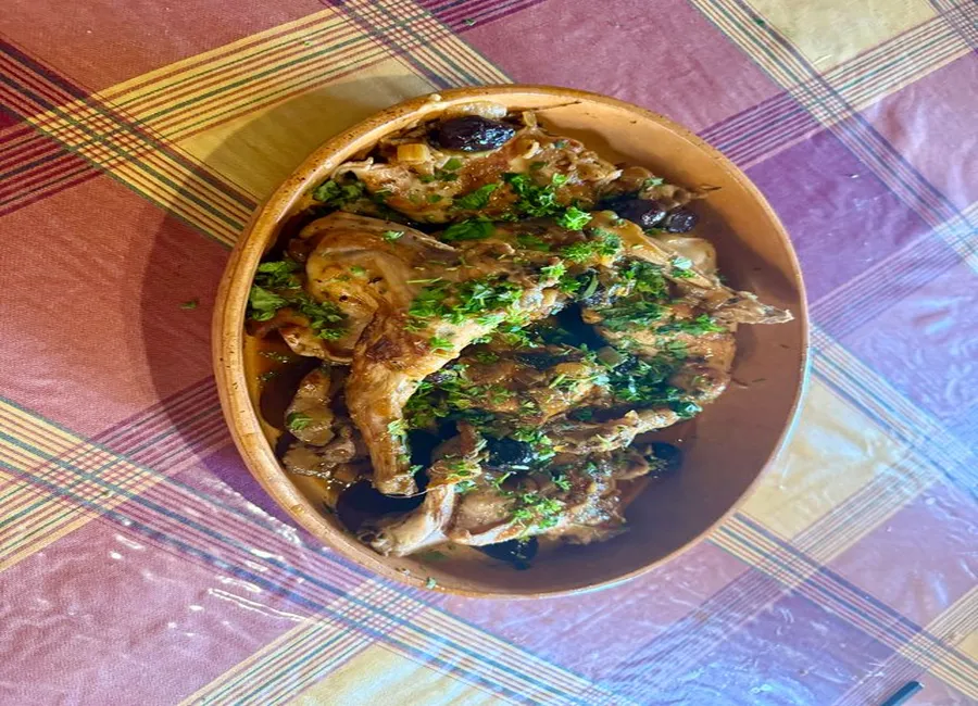Lapin aux olives noires et à la tomate