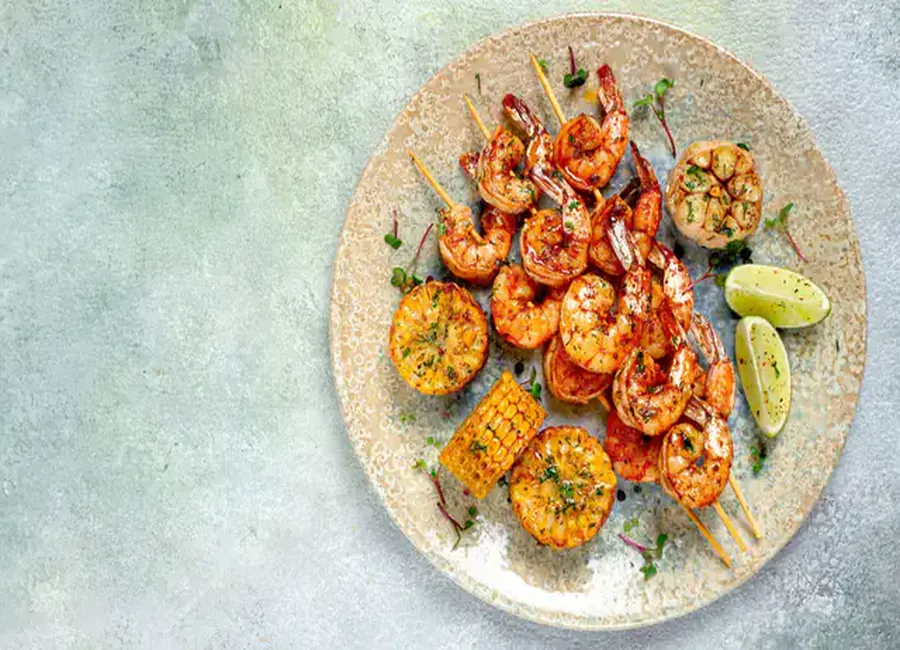Crevettes cajun & épis de maïs grillés