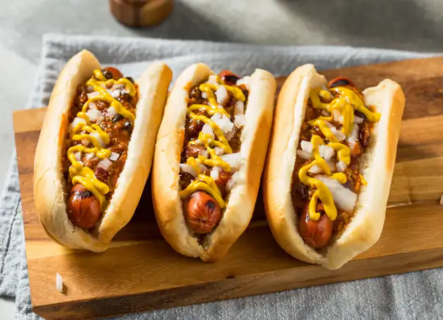 Hot dog à la saucisse, fromage et oignons frits