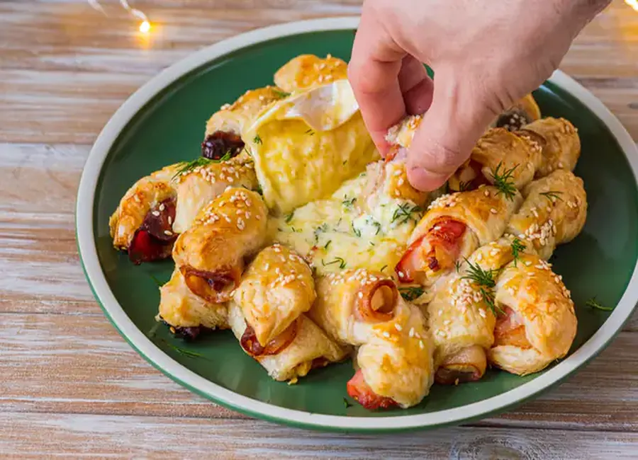 Camembert rôti et feuilletés au bacon
