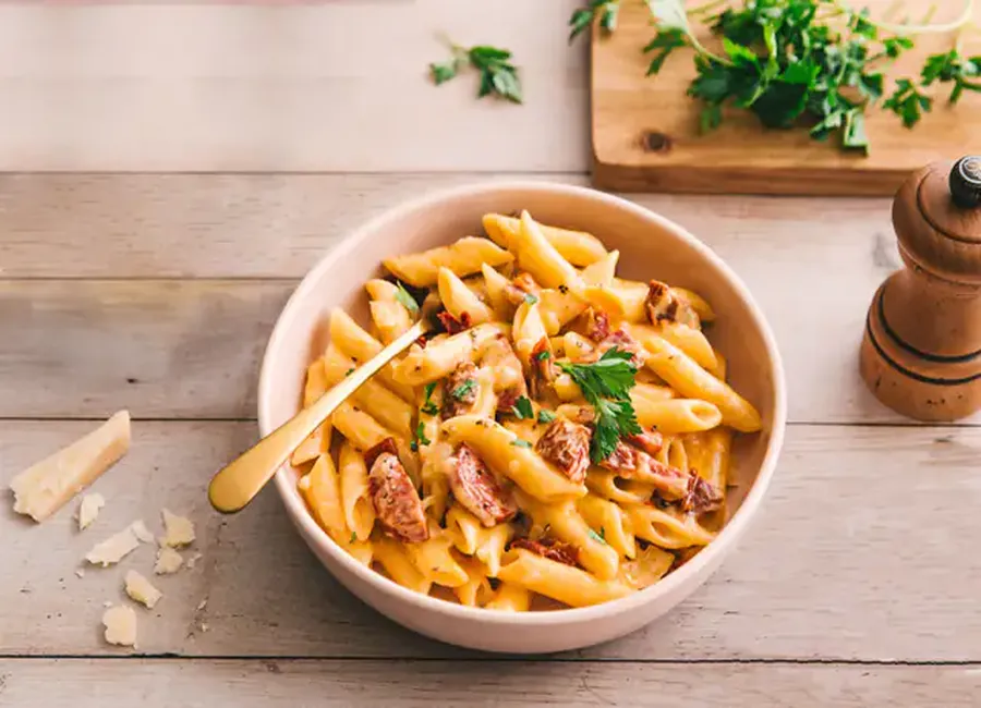 Pâtes crémeuses au chorizo, tomates confites et parmesan