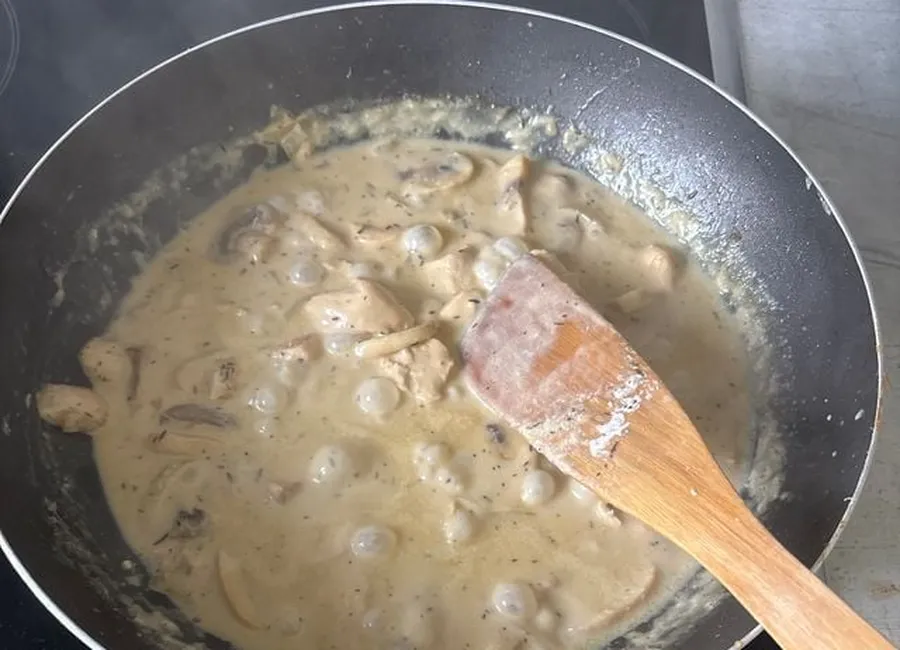 Emincé de poulet, thym et champignons