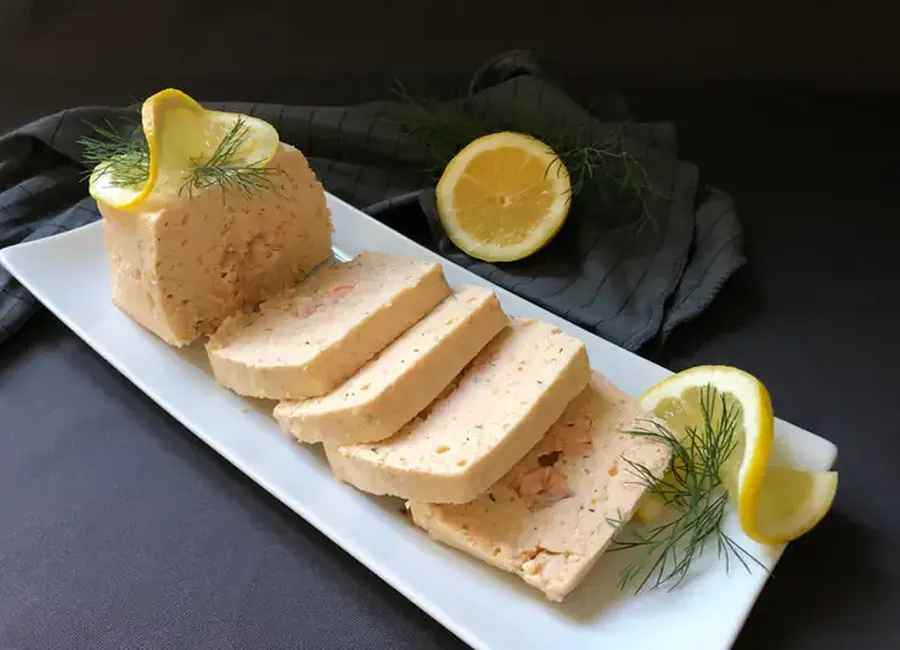 Terrine aux deux saumons et sa sauce crèmeuse