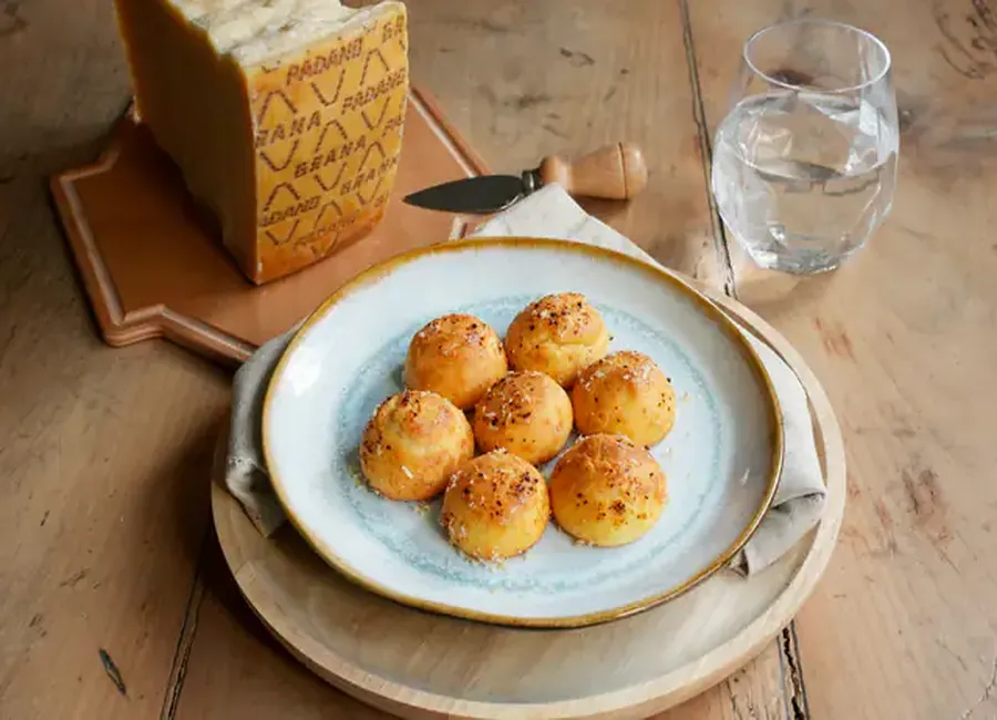 Chouquettes au grana padano et au piment d’espelette