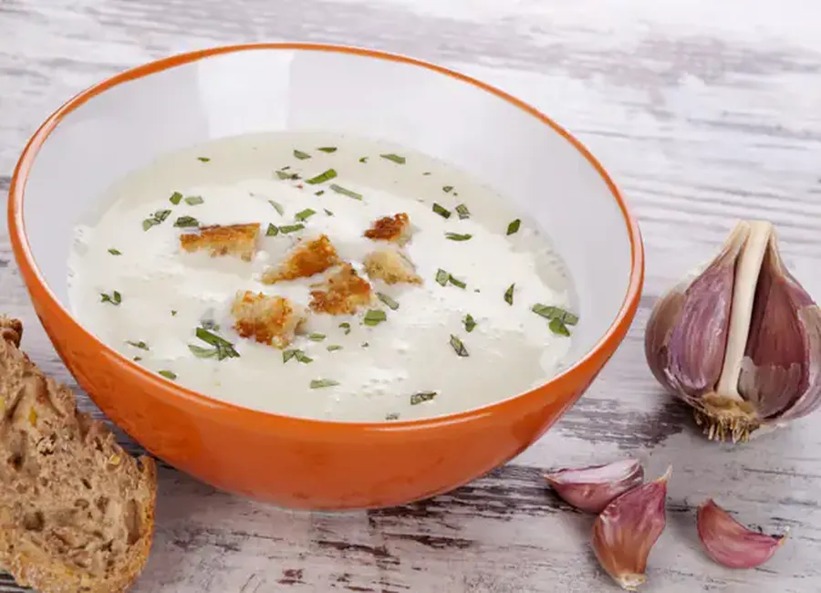 Consommé à l'ail doux