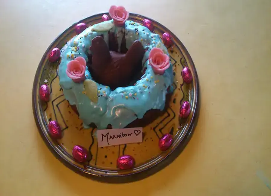 Gâteau au chocolat et décoration de pâques