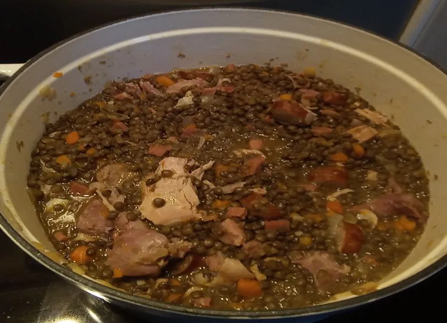 Jarret de porc et saucisse aux lentilles
