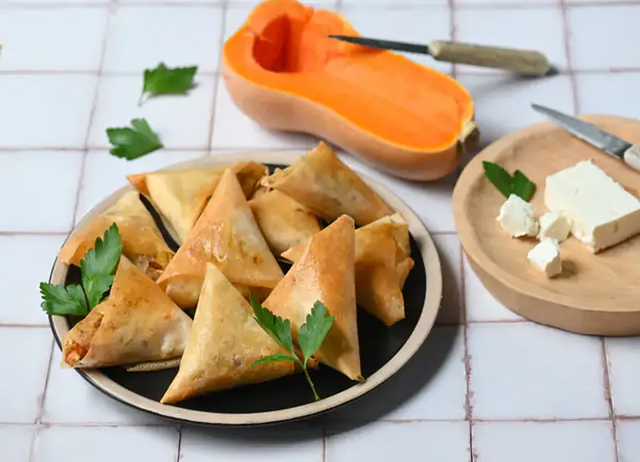 Samoussas de butternut rôtie, fêta & miel
