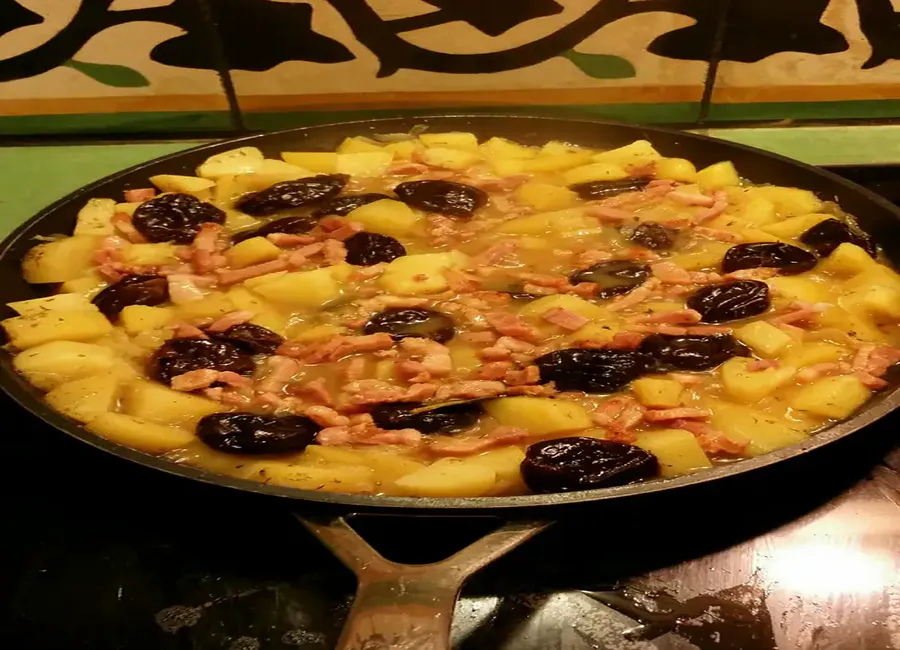 Pommes de terre fondantes aux pruneaux et aux lardons