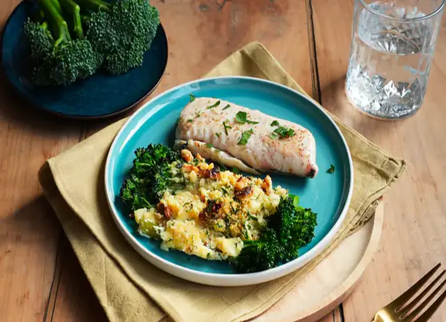 Gratin de brocolis bimi® au chèvre frais, crumble d’herbes, éclats de noix, et son filet de poisson