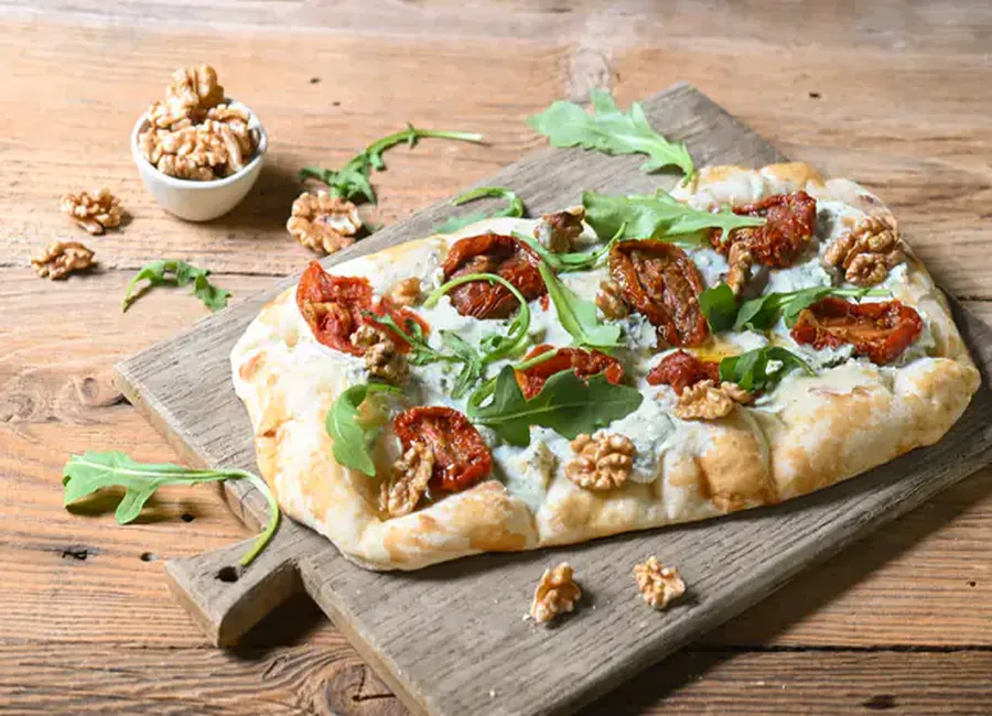 Pinsa tomates séchées : gorgonzola & noix