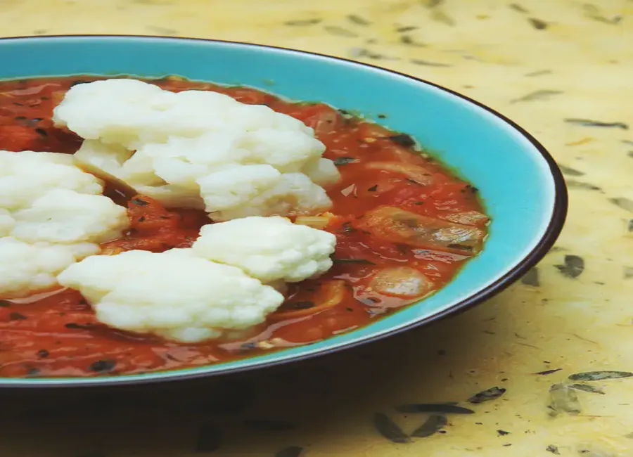 Chou-fleur à la tomate et au basilic