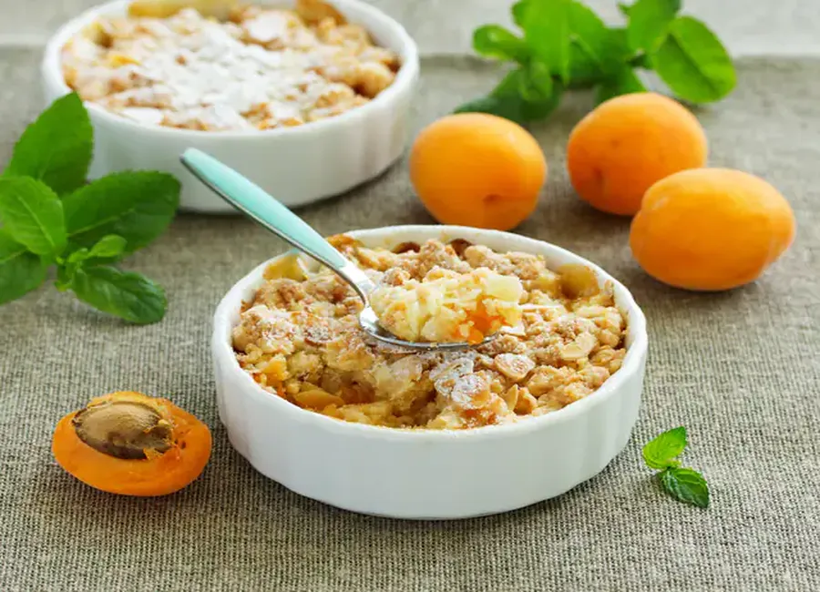 Crumble pêche, abricot & amandes