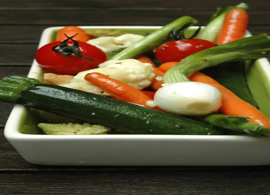 Mini-légumes marinés à l'huile d'olive et aux aromates