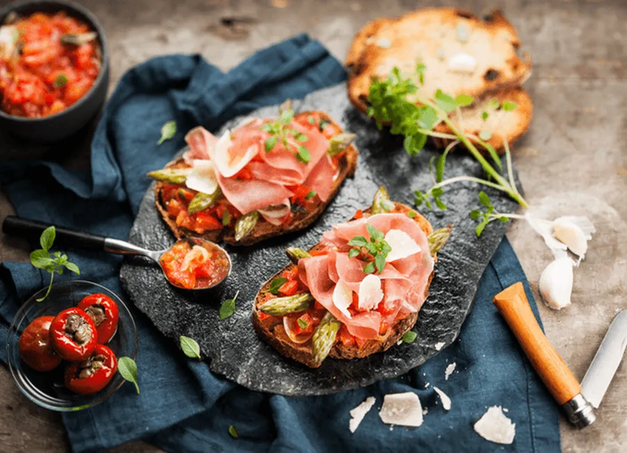 Bruschetta asperges prosciutto