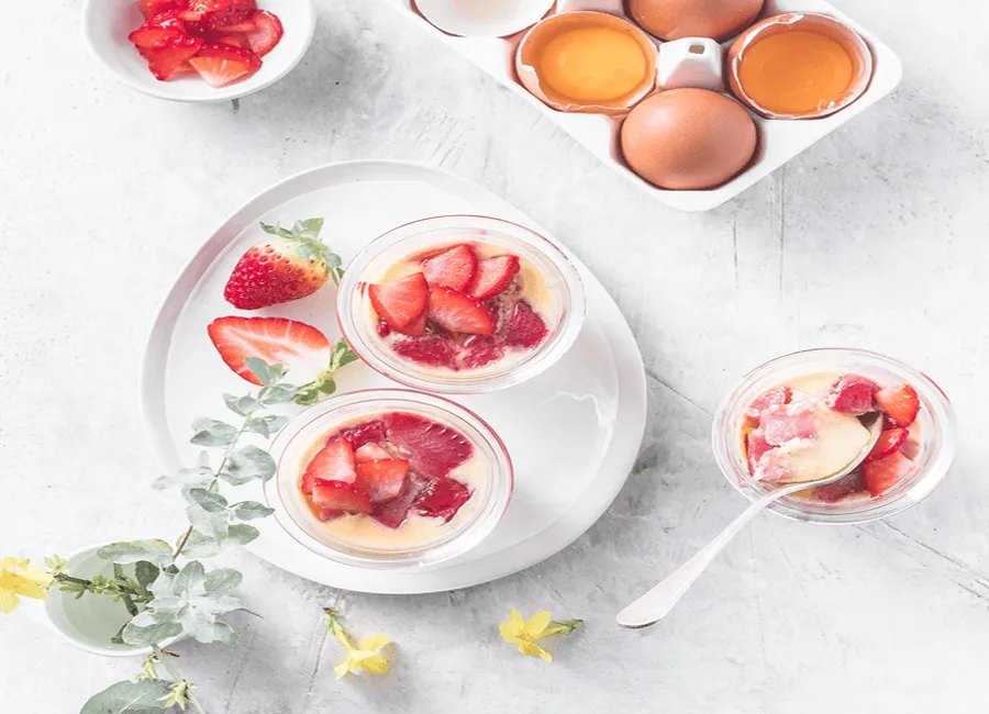 Crèmes aux œufs et fraises