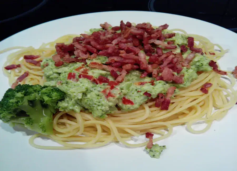 Ecrasé de brocolis à la crème, poivrons et lardons grillés