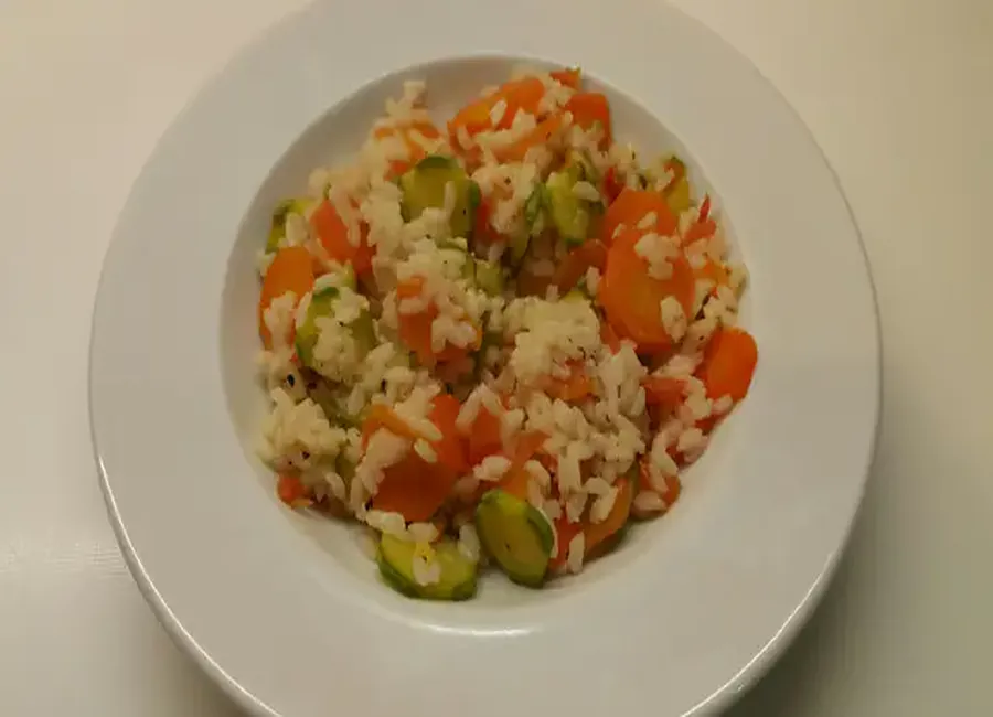 Riz aux carottes, courgettes et tomates