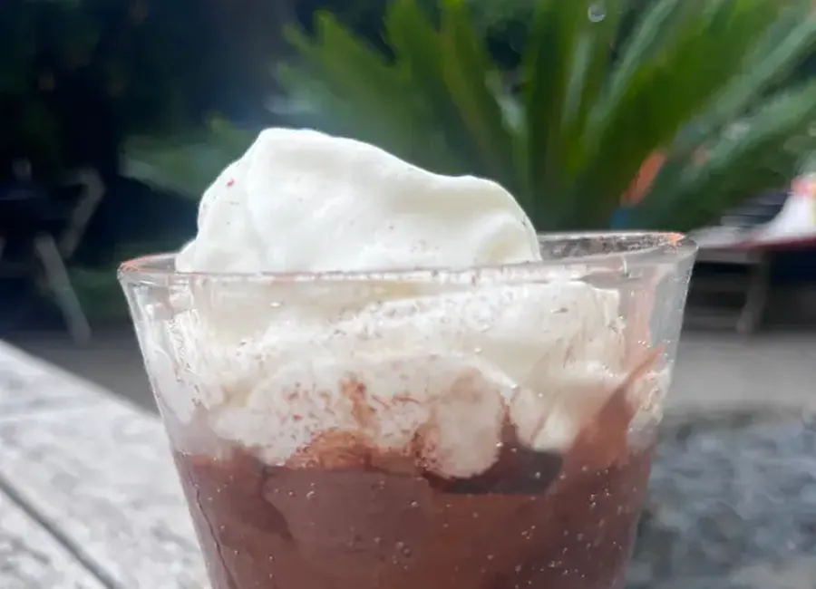 Chocolat liégois et sa chantilly au siphon