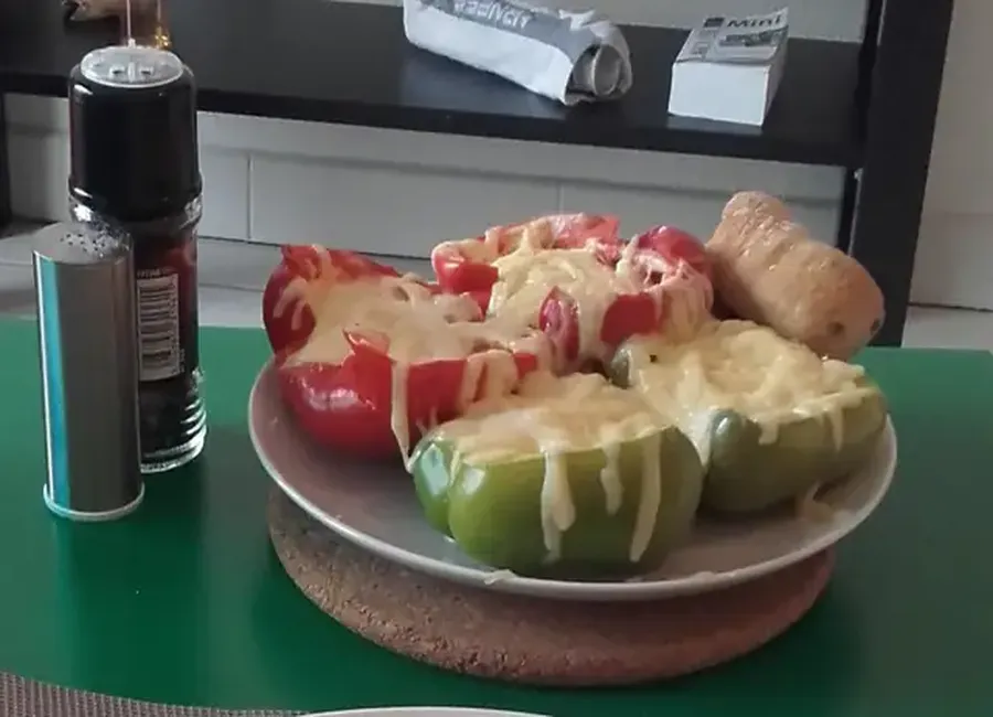 Poivrons farcis aux œufs (recette micro-ondes)