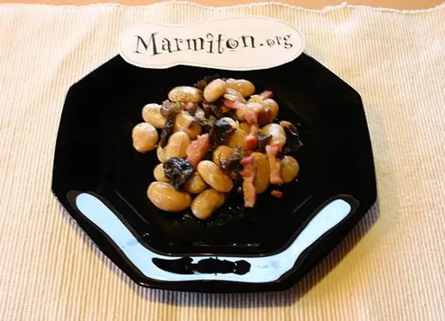 Salade de haricots aux champignons noirs et aux lardons