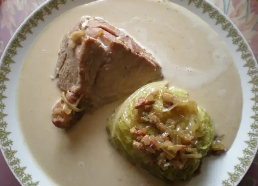 Palette de porc aux oignons et chou braisé