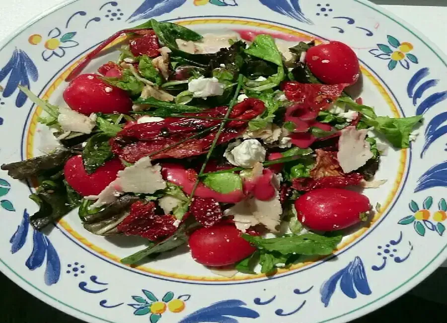 Salade d'été tomates séchées, feta, poulet, pistache, vinaigrette framboise balsamique