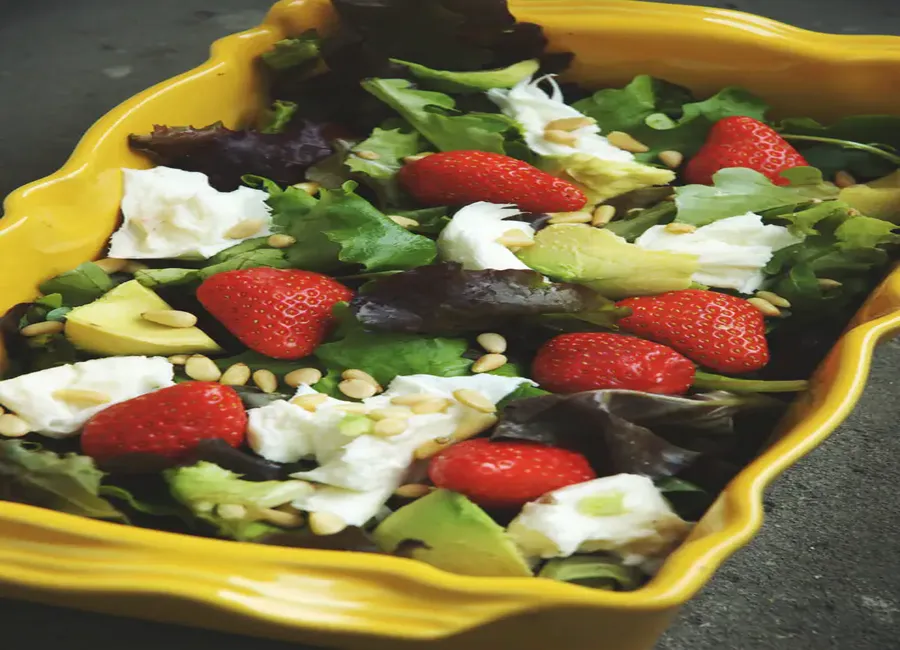 Salade aux fraises et à l'avocat