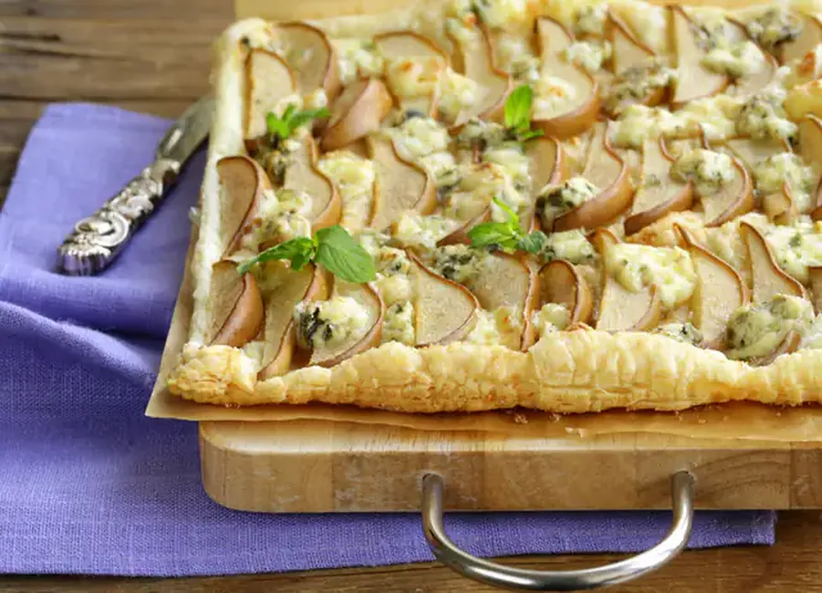 Tarte poires au sirop et roquefort