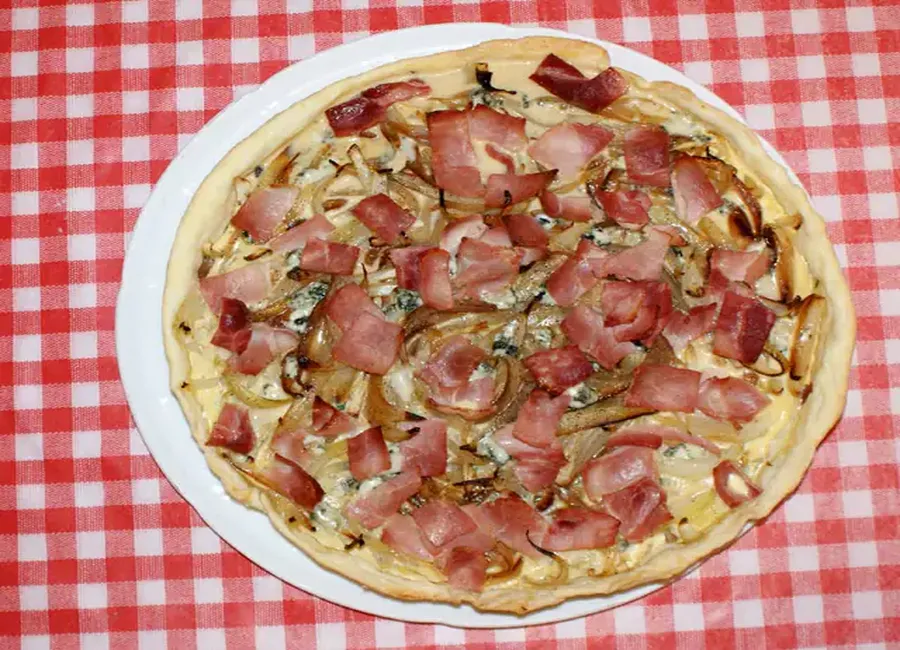 Quiche aux légumes, jambon et roquefort
