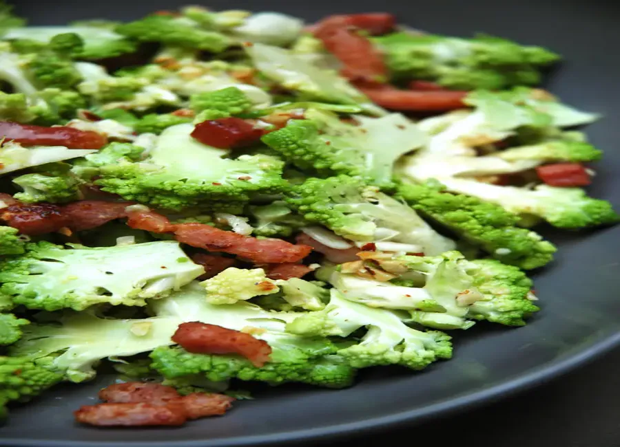 Vinaigrette de chou romanesco aux pignons et à la coriandre