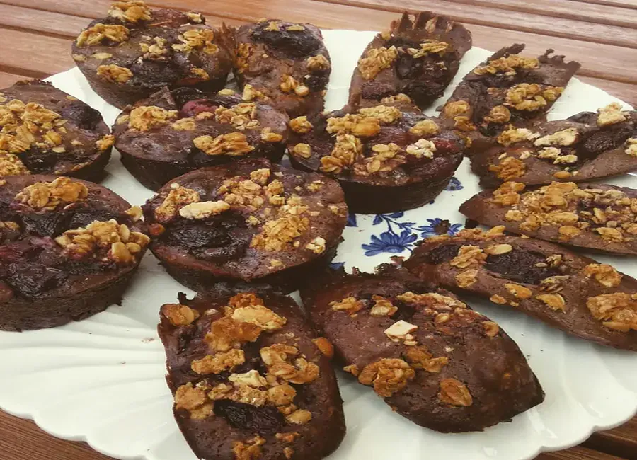 Brownies chocolat noir, cerises et noisettes