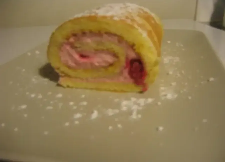 Gâteau roulé aux framboises