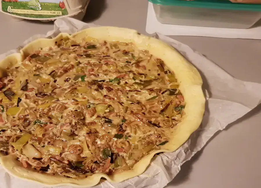 Quiche aux poireaux, raisins secs et lardons