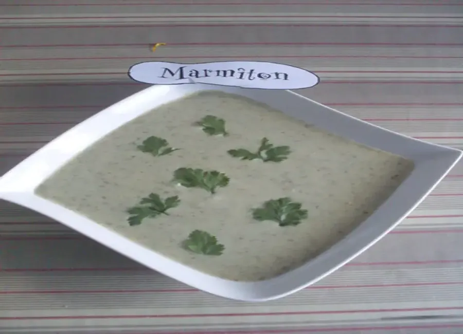 Potage glacé au concombre et au lait de coco