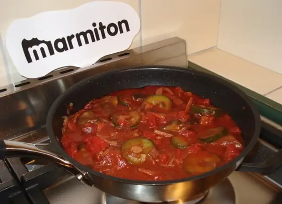 Sauce tomate rapide, pancetta, champignons et courgettes