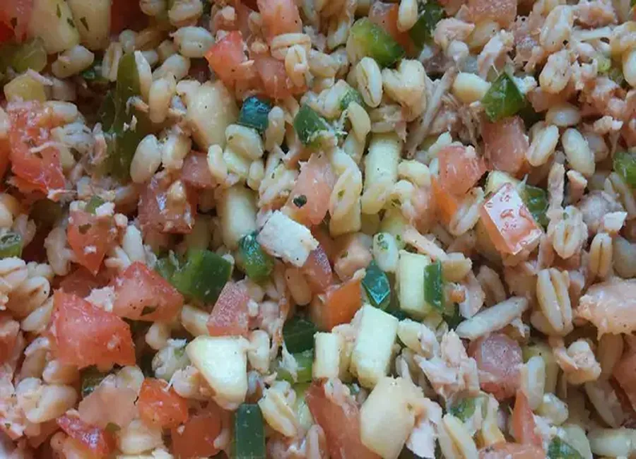 Salade de blé aux légumes et au thon