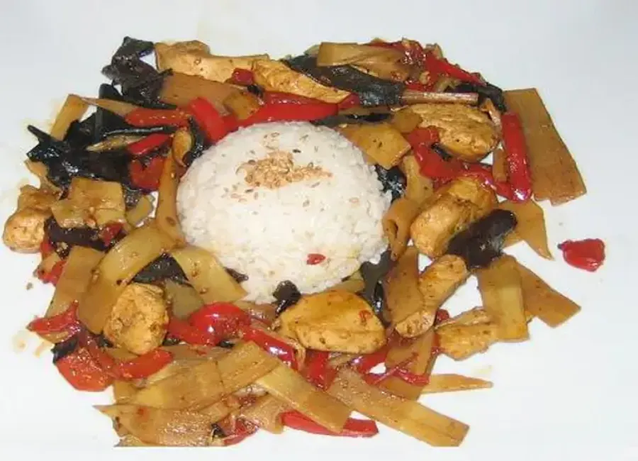 Emincé de poulet aux pousses de bambou et poivron rouge