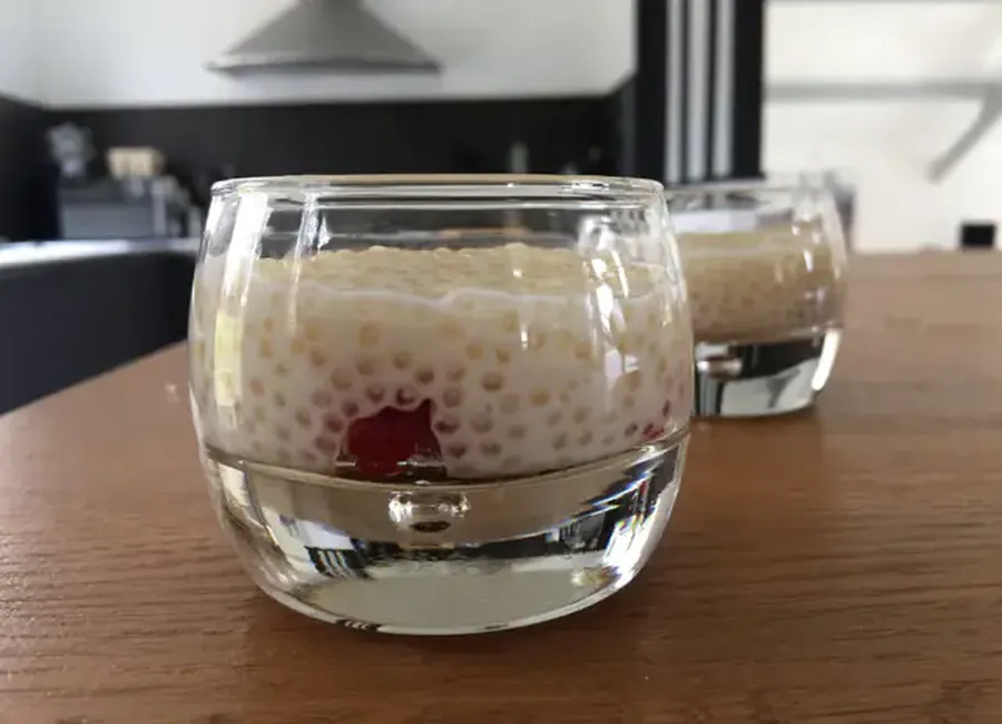 Perles du japon sur lit de framboises